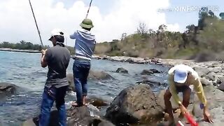 Рыбалка с друзьями на каменистом берегу Байдай у Камрани