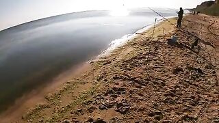 Азовское море на рассвете: ждем пеленгаса и ловим небольшую кефаль
