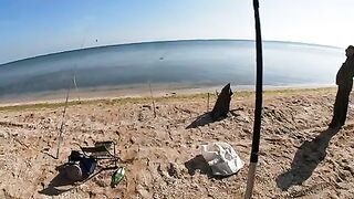 Азовское море на рассвете: ждем пеленгаса и ловим небольшую кефаль