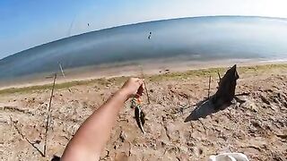 Азовское море на рассвете: ждем пеленгаса и ловим небольшую кефаль