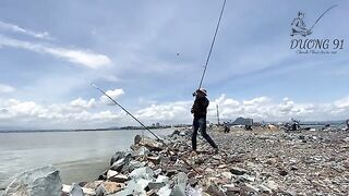 Три удочки на каменистом берегу Туихоа и почти семьдесят рыб