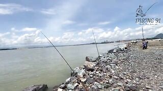 Три удочки на каменистом берегу Туихоа и почти семьдесят рыб