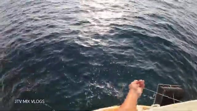 Морская рыбалка с пирса: наживка, поклевка и яркая красная рыба у берега