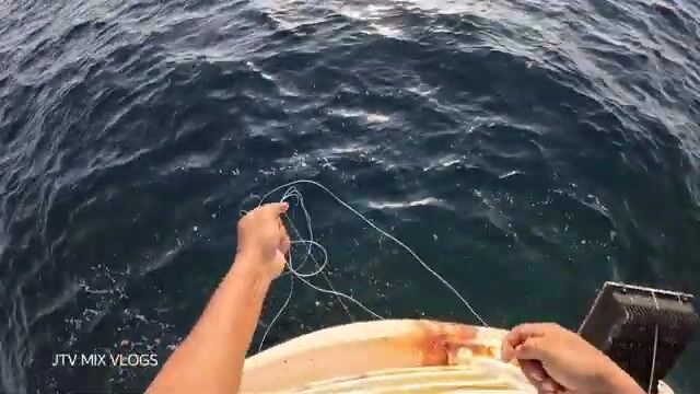Морская рыбалка с пирса: наживка, поклевка и яркая красная рыба у берега