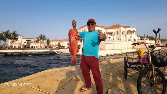Морская рыбалка с пирса: наживка, поклевка и яркая красная рыба у берега