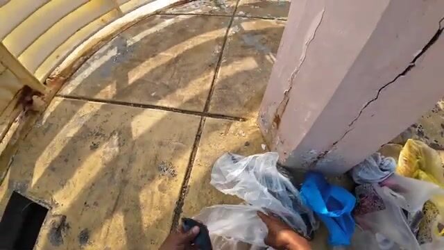 Морская рыбалка с пирса: наживка, поклевка и яркая красная рыба у берега