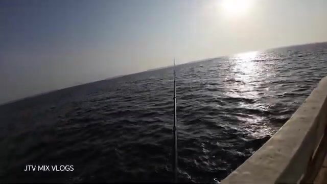 Морская рыбалка с пирса: наживка, поклевка и яркая красная рыба у берега