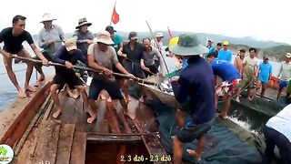 В бухте Виньхи наблюдаем, как местные рыбаки поднимают сеть