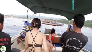 В бухте Виньхи наблюдаем, как местные рыбаки поднимают сеть