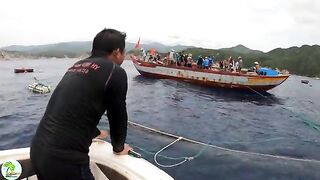 В бухте Виньхи наблюдаем, как местные рыбаки поднимают сеть