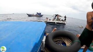 В бухте Виньхи наблюдаем, как местные рыбаки поднимают сеть