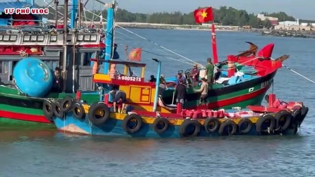Рыбацкие лодки возвращаются в порт Лаги: разгрузка улова и разговоры о сетях