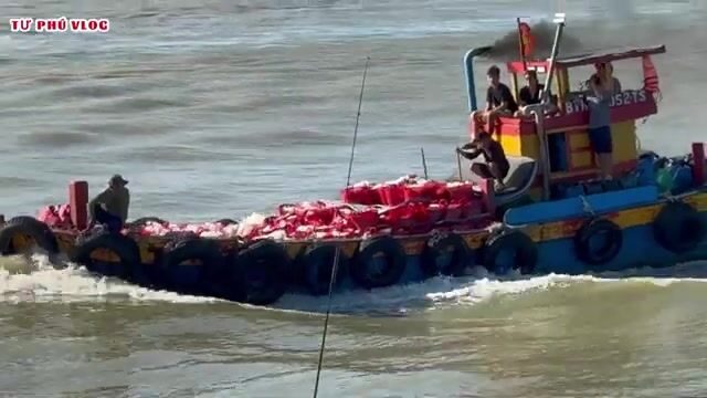 Рыбацкие лодки возвращаются в порт Лаги: разгрузка улова и разговоры о сетях