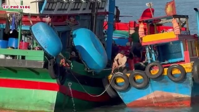 Рыбацкие лодки возвращаются в порт Лаги: разгрузка улова и разговоры о сетях