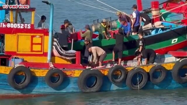 Рыбацкие лодки возвращаются в порт Лаги: разгрузка улова и разговоры о сетях
