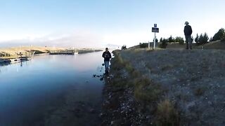 Крупная форель в каналах Маккензи: вываживание с берега в Новой Зеландии