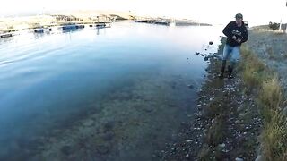 Крупная форель в каналах Маккензи: вываживание с берега в Новой Зеландии