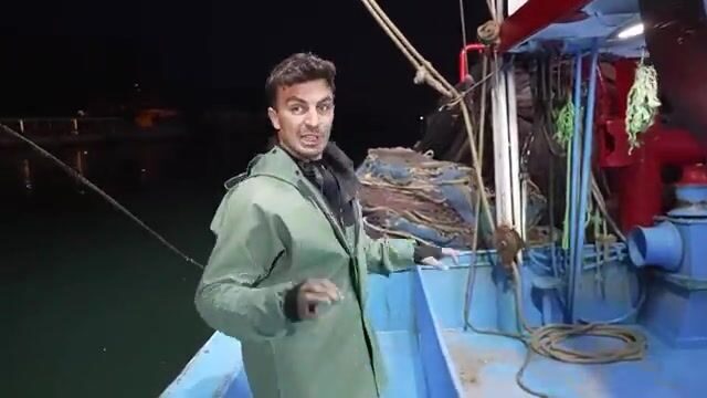 Ночной промысел у Трабзона: ищем косяк сонаром и поднимаем сеть на большом черноморском судне