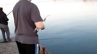 Вечерняя рыбалка у морпорта Феодосии: знакомство с местными