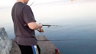 Вечерняя рыбалка у морпорта Феодосии: знакомство с местными