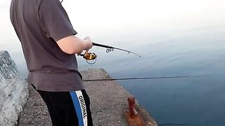 Вечерняя рыбалка у морпорта Феодосии: знакомство с местными