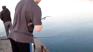 Вечерняя рыбалка у морпорта Феодосии: знакомство с местными