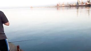Вечерняя рыбалка у морпорта Феодосии: знакомство с местными