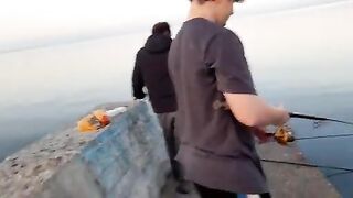 Вечерняя рыбалка у морпорта Феодосии: знакомство с местными