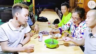 Кальмар на свет у плавучего дома в бухте Ланха