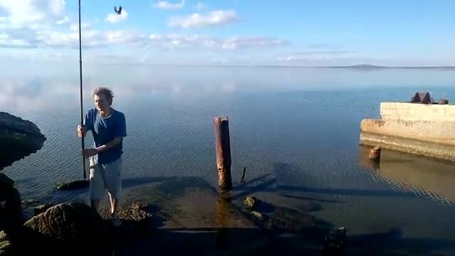 Декабрьская рыбалка в Таманском заливе: бычок на мидию у пристани в теплый день