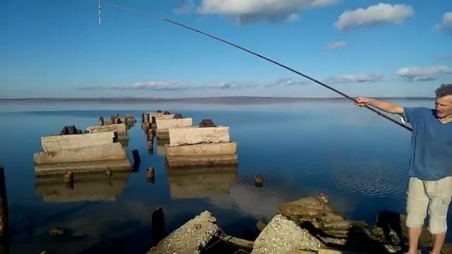 Декабрьская рыбалка в Таманском заливе: бычок на мидию у пристани в теплый день