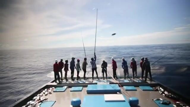 Как ловят тунца на Мальдивах: ночной поиск живой наживки и работа рыбаков с удочками