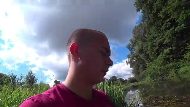 Рыбалка с надувной лодки и поиск места для домика у реки: удочки, черви и небольшой улов