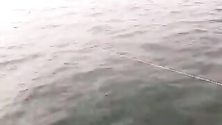 Морская рыбалка на сибаса у Эль-Джадиды в Марокко: поклевка и рыба в подсаке
