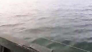 Морская рыбалка на сибаса у Эль-Джадиды в Марокко: поклевка и рыба в подсаке