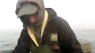 Морская рыбалка на сибаса у Эль-Джадиды в Марокко: поклевка и рыба в подсаке