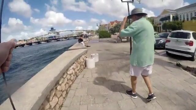 Рыбалка с берега в Виллемстаде на Кюрасао: прогулка у порта вместо выхода на каяке