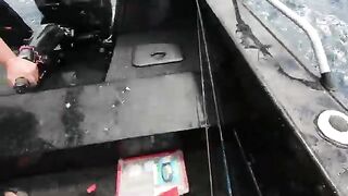 Небольшая лодка против большой волны у мыса Шанк в Австралии