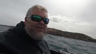Небольшая лодка против большой волны у мыса Шанк в Австралии