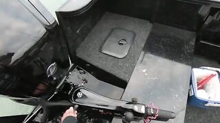 Небольшая лодка против большой волны у мыса Шанк в Австралии
