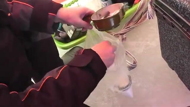 Семейная рыбалка на корюшку в Приморске: палатка, жерлицы и обед на льду