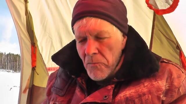 Семейная рыбалка на корюшку в Приморске: палатка, жерлицы и обед на льду