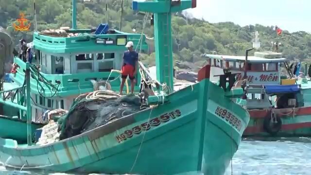 Рыбацкий порт Антхой на Фукуоке: продажа морских ежей, разгрузка судов и лед перед новым рейсом