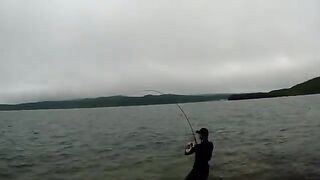 Русский остров: рокфишинг с берега, морской окунь и досадный сход