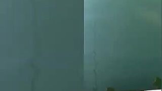 Крупная озерная форель в Румынии: вываживание у борта лодки