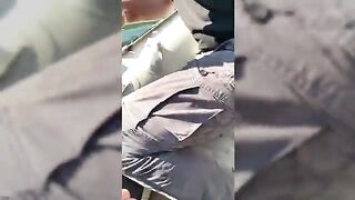 Крупная озерная форель в Румынии: вываживание у борта лодки