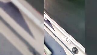 Крупная озерная форель в Румынии: вываживание у борта лодки