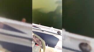 Крупная озерная форель в Румынии: вываживание у борта лодки