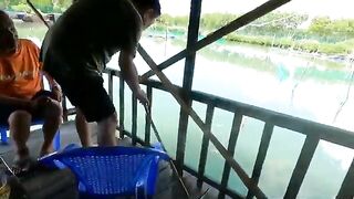 Ловля баррамунди в лагуне Тхи Най и обед у Куинёна