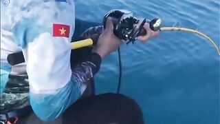 Глубоководная рыбалка у Куинёна: вываживание с электрической катушкой